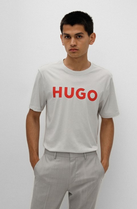 T-shirt Hugo Boss ανοιχτό μπεζ βαμβακερό ζέρσεϊ κανονική εφαρμογή με λογότυπο αντίθεσης