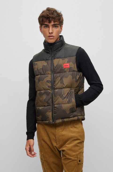 μοτίβο Hugo Boss Slim-fit Gilet με στάμπα καμουφλάζ και ενσωματωμένα λογότυπα