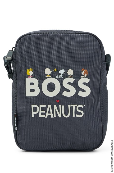 τσάντα ρεπόρτερ Boss X Peanuts από ανακυκλωμένο ύφασμα με συλλογικά έργα τέχνης